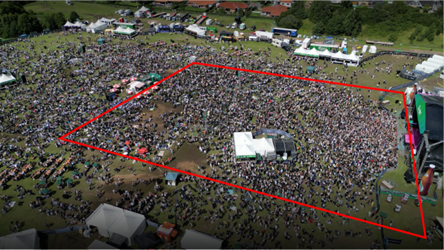 Figur 1. Billedet er et dronefoto fra Grøn Koncert i Kolding 2023. På billedets tidspunkt er Aqua ved at færdiggøre deres koncert i den første del af festivalen.